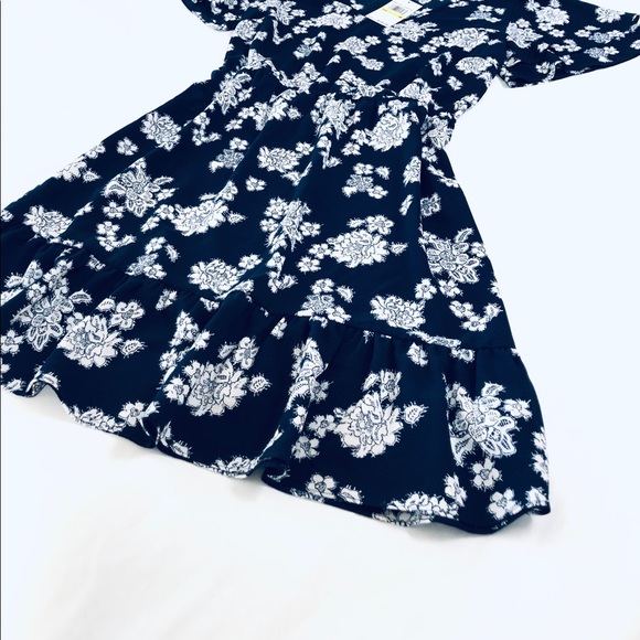 ❌SOLD❌Michael Kors TOSSED FIT & FLARE DRESS - Picture 6 of 11